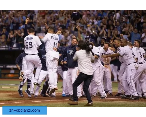 棒球赛场悬念渲染，实时比分揭晓最新战况